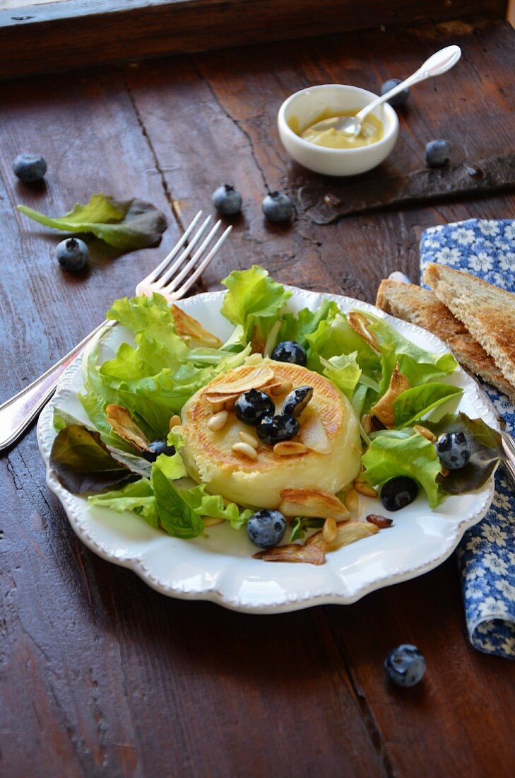 Grilled goat's cheese with blueberries and garlic chips