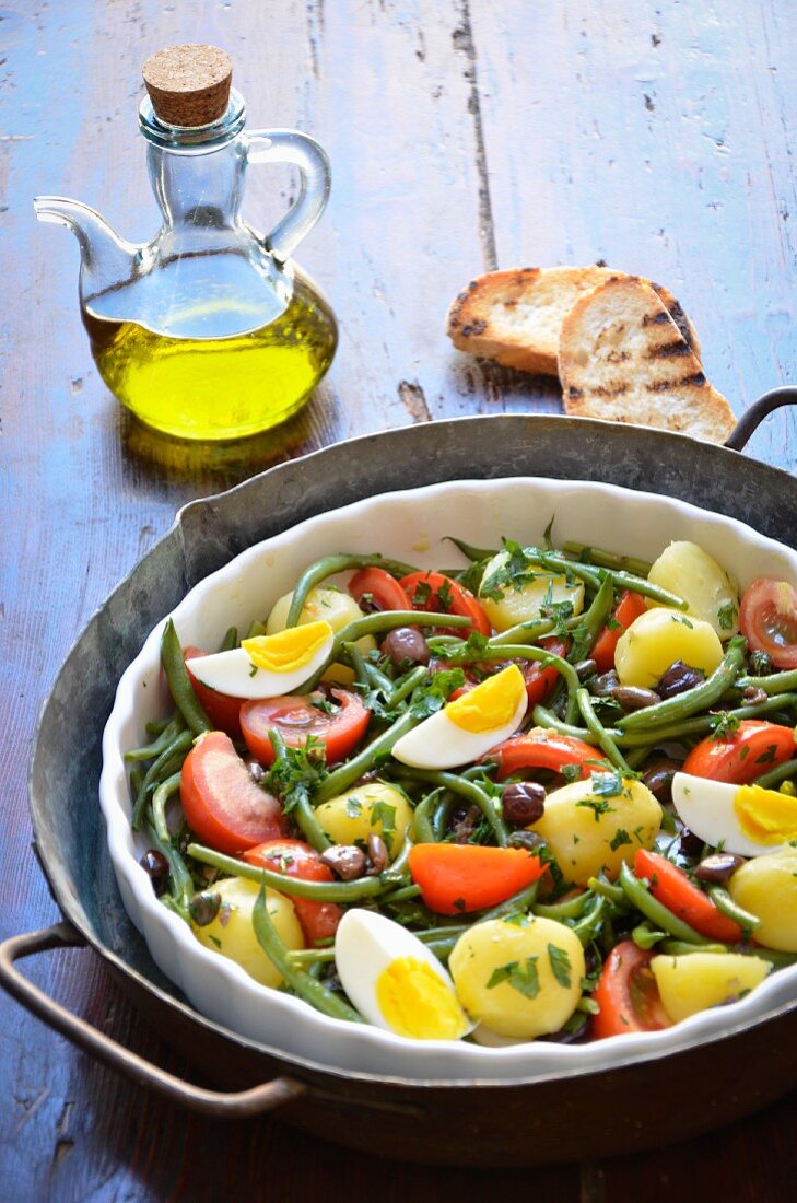 Salade Nicoise (vegetable salad with fish and egg, France)