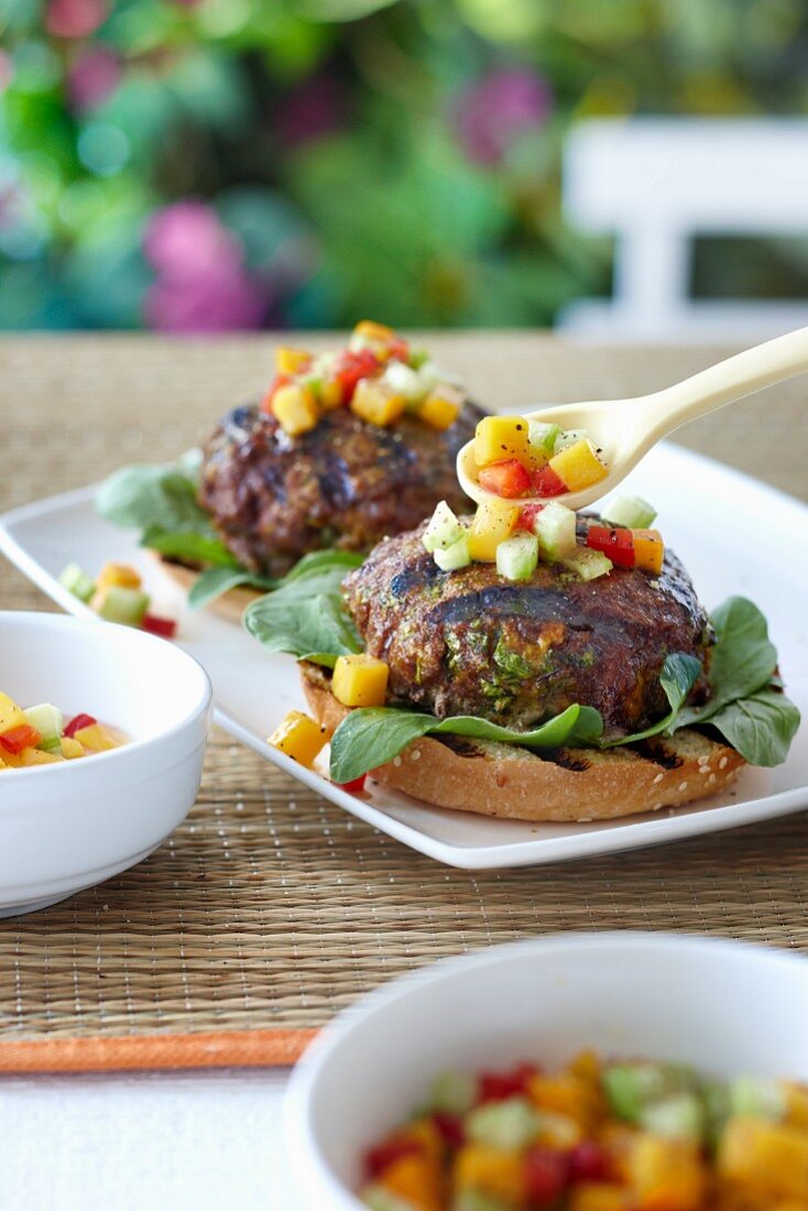 Gegrillte Hamburger mit Salsa