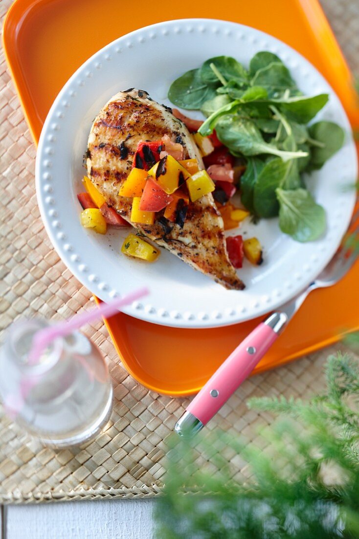 Gegrillte Hähnchenbrust mit Paprikawürfeln und Salat