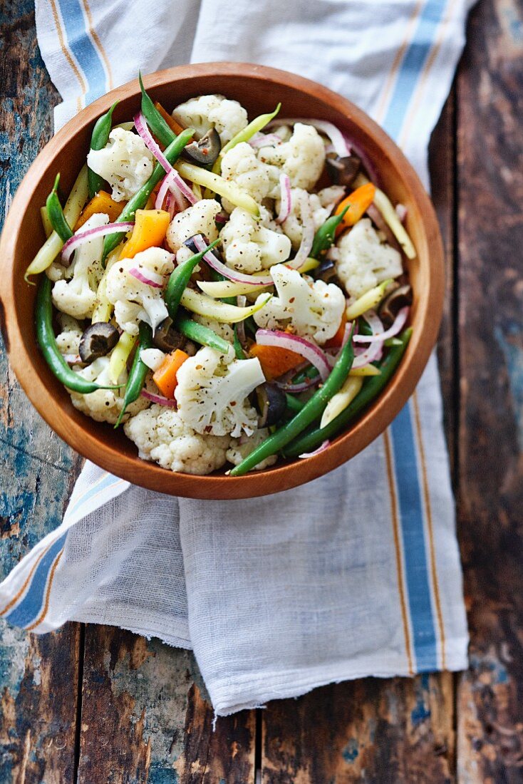 Marinated cauliflower salad with beans and onions