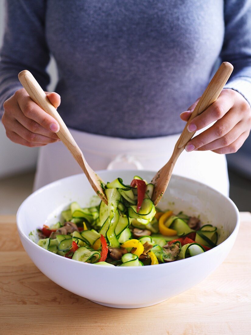 Zucchini mit Paprika vermischen