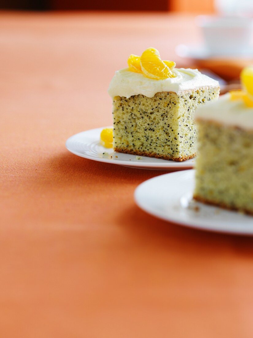 Mohnkuchen mit Frischkäsecreme und Orangen