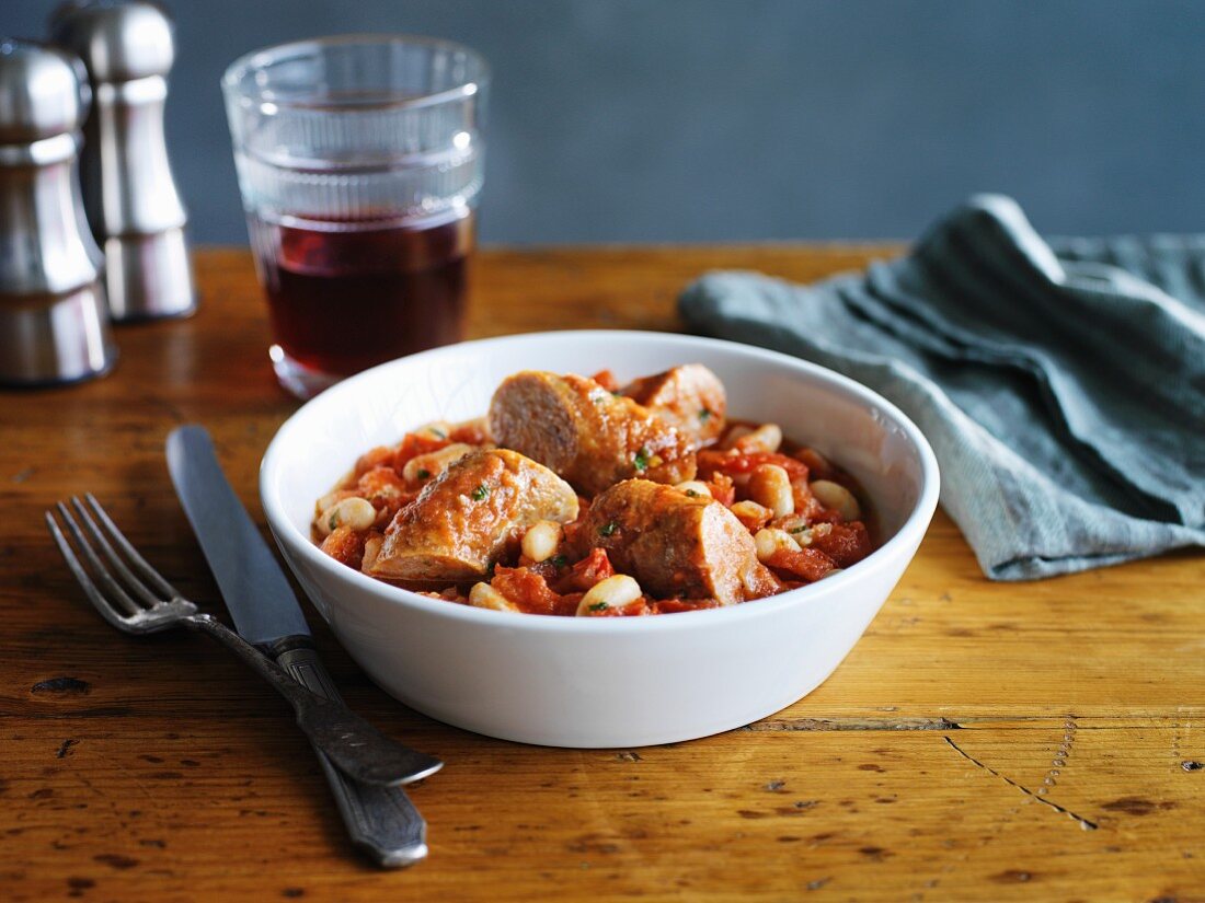 Wurstragout mit Bohnen und Tomaten