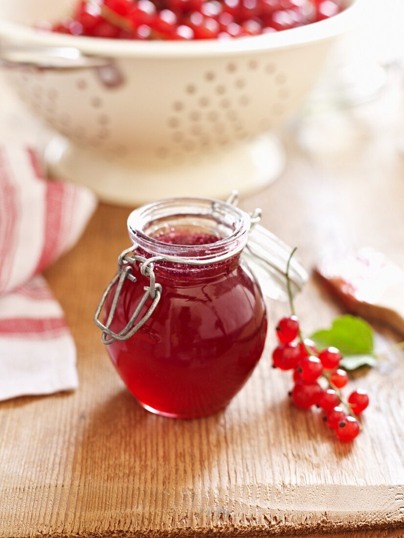 Red- and blackcurrant jelly