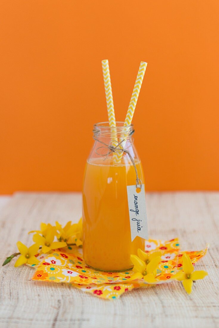 Frisch gepresster Orangensaft in einer Glasflasche