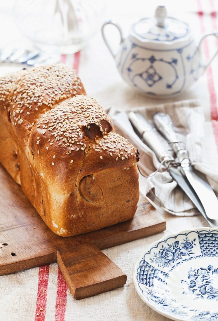 Challah mit Sesam auf Schneidebrett