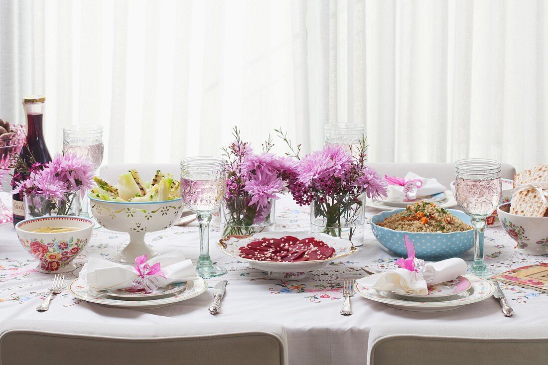 Gedeckter Tisch zum Passah-Fest mit Fenchel, Quinoasalat, Rote-Bete-Salat, Suppe und Matzenbrot
