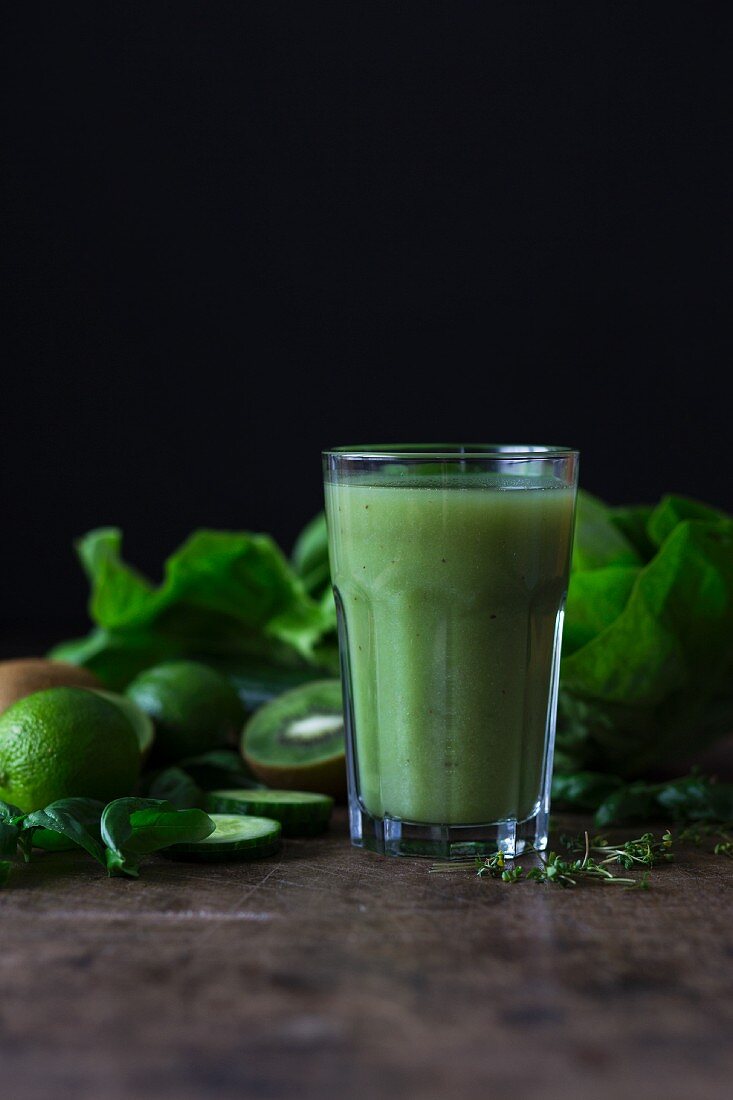 Grüner Smoothie mit Kiwi, Limette und Gurke