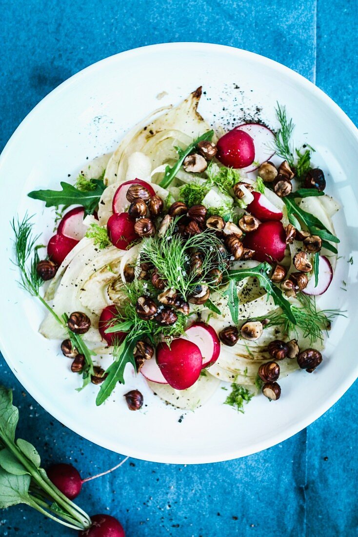 Fenchelsalat mit Radieschen und Haselnüssen