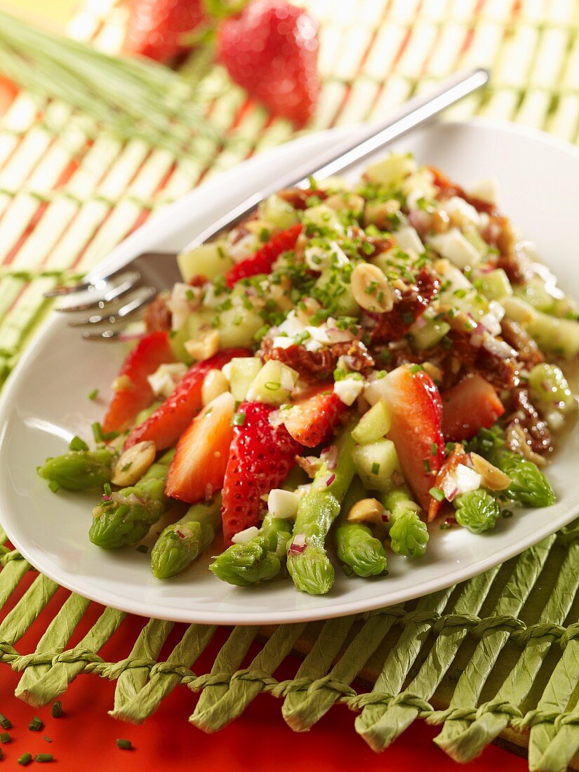 Grüner Spargelsalat mit Erdbeeren und Nussdressing