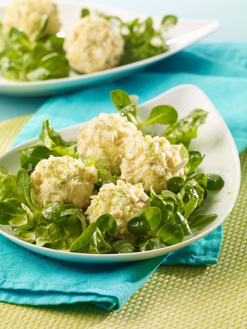 Eierklösschen auf Feldsalat