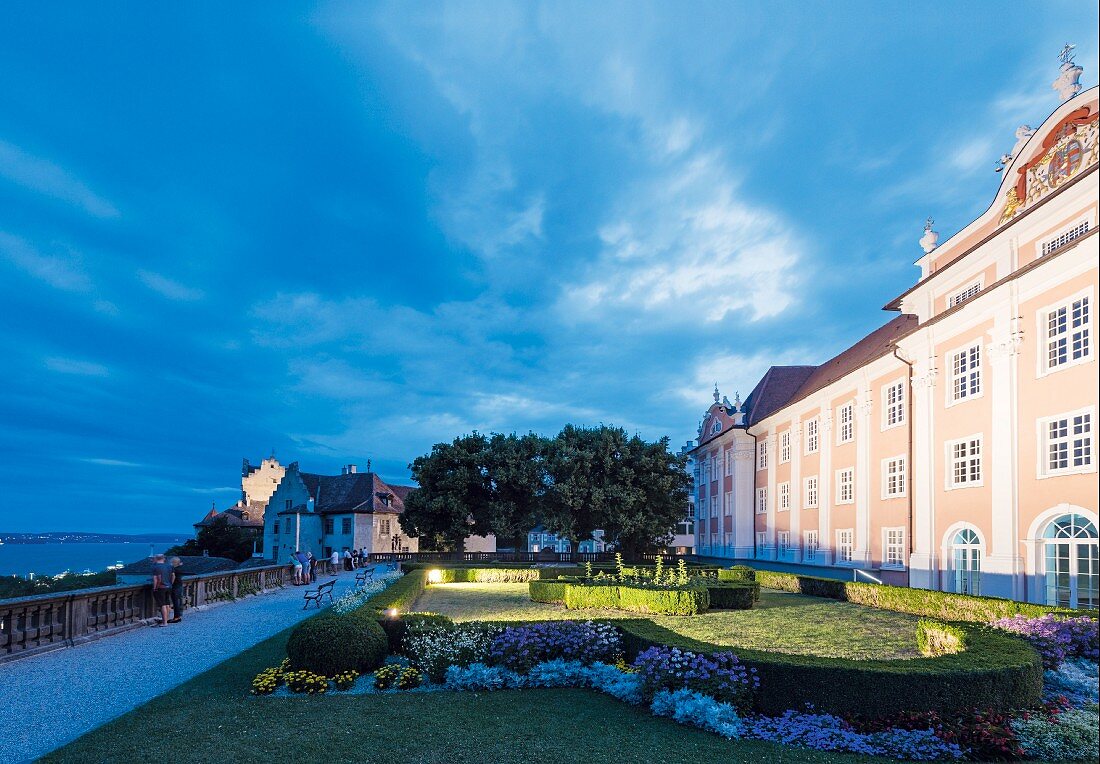 Die beleuchtete Fassade des neuen Schlosses, links das alte Schloss, Meersburg am Bodensee