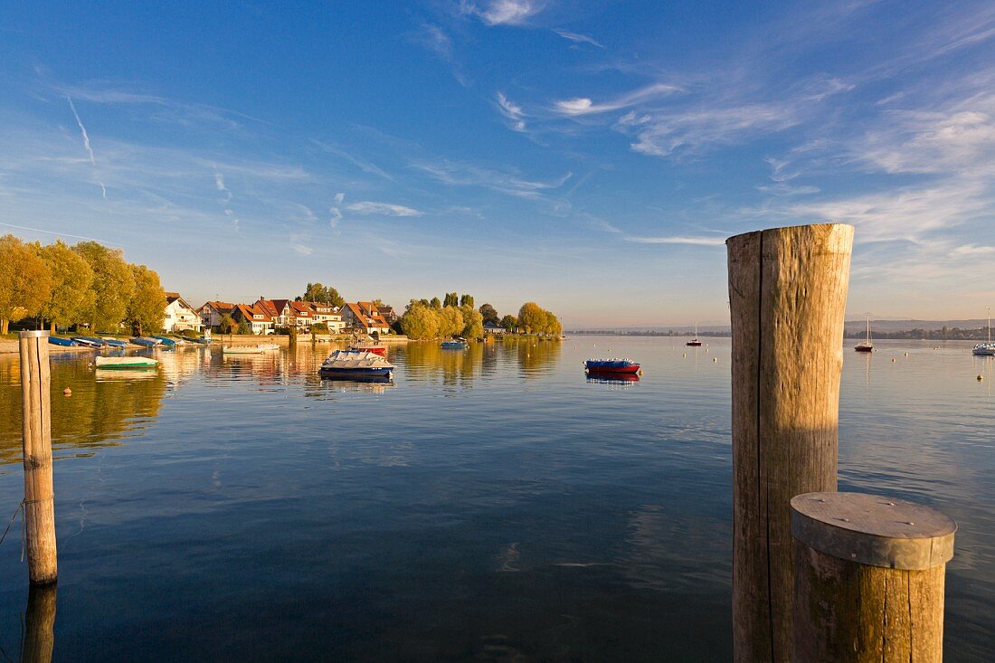 Boote treiben bei Allensbach im Obersee