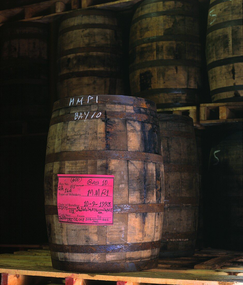 Whiskeyfass im Lager der Midleton Destillery in Cork, Irland