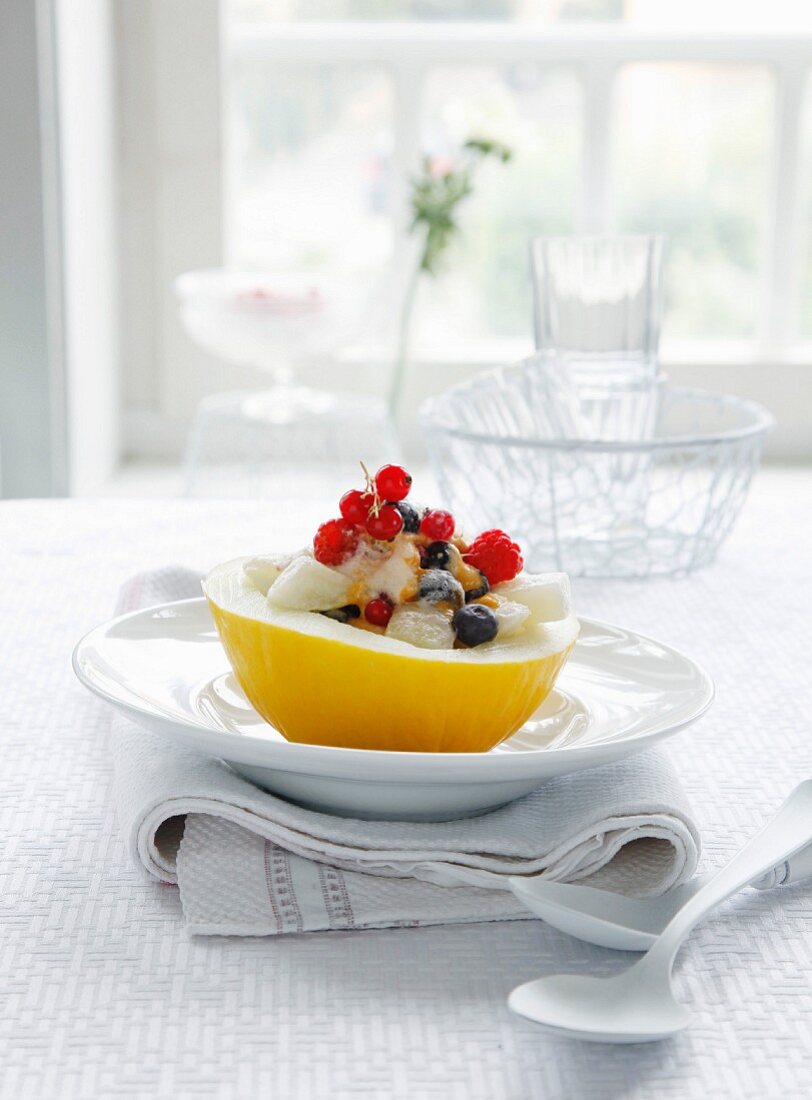 Gefüllte Melone mit Beeren und Sanddornpüree