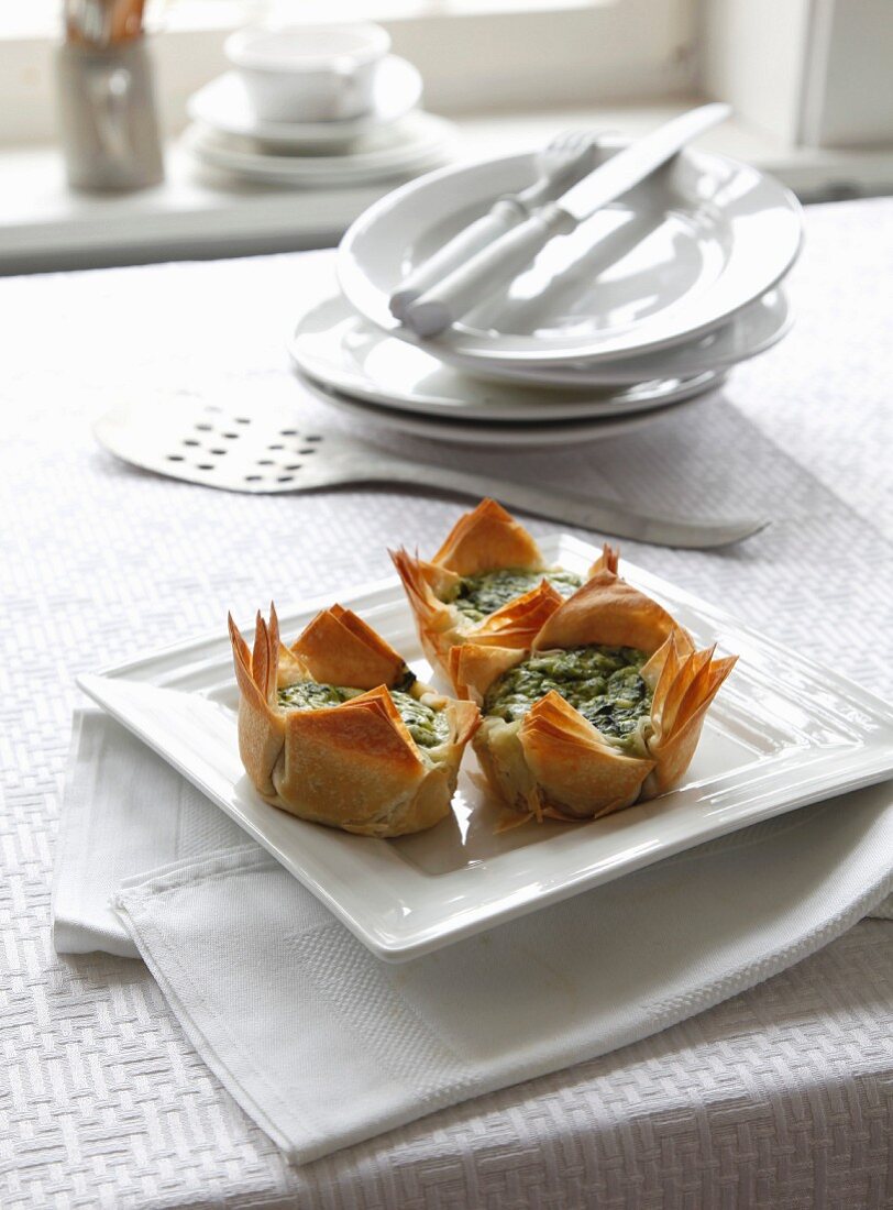 Strudel pastry baskets with spinach