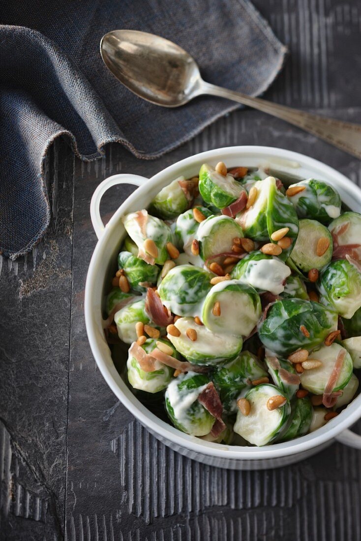 Brussels sprouts with a creamy sauce, pine nuts and Parma ham