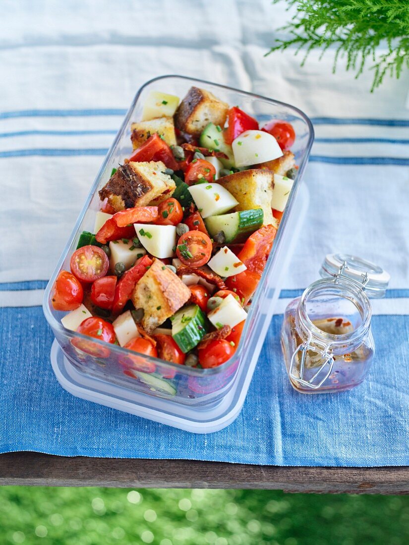 Toskanischer Salat mit Brot, Tomaten, Gurken, Mozzarella und frischen Kräutern