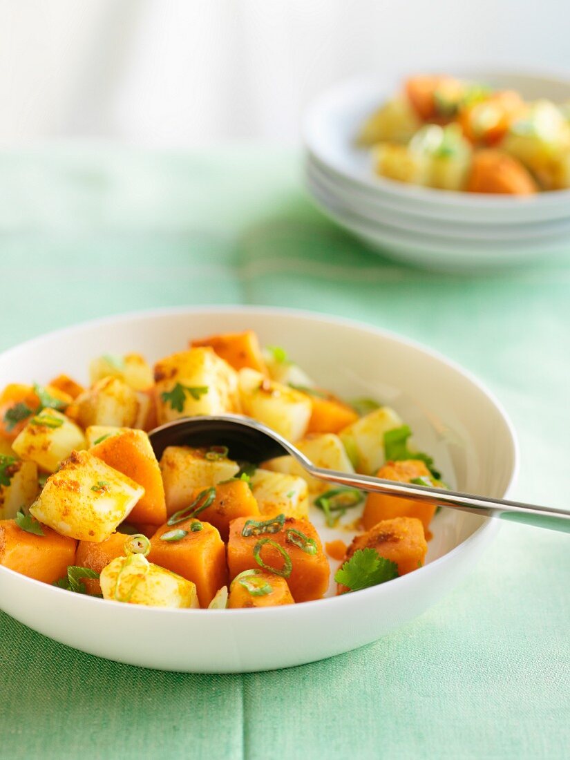 Kartoffel-Süsskartoffel-Salat mit Curry und Koriander