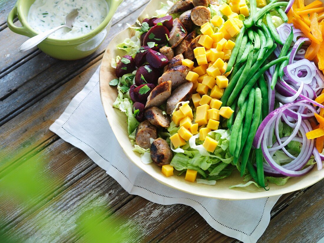 Bunter Salat mit Wurst und Käsewürfel