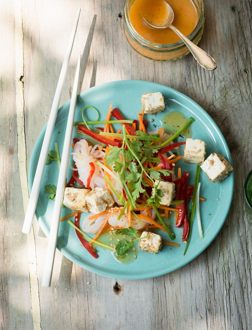 Tofu-Gemüse-Salat auf Gartentisch