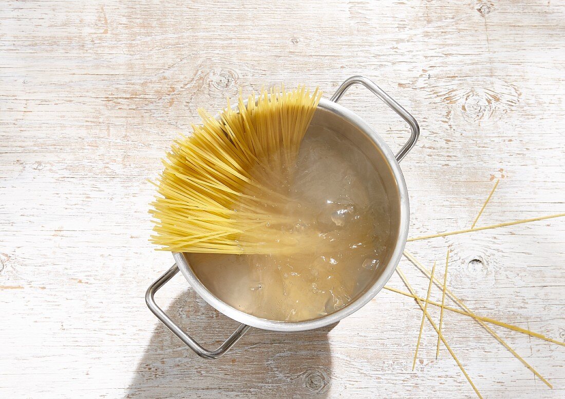 Kochendes Nudelwasser mit Spaghetti im Kochtopf