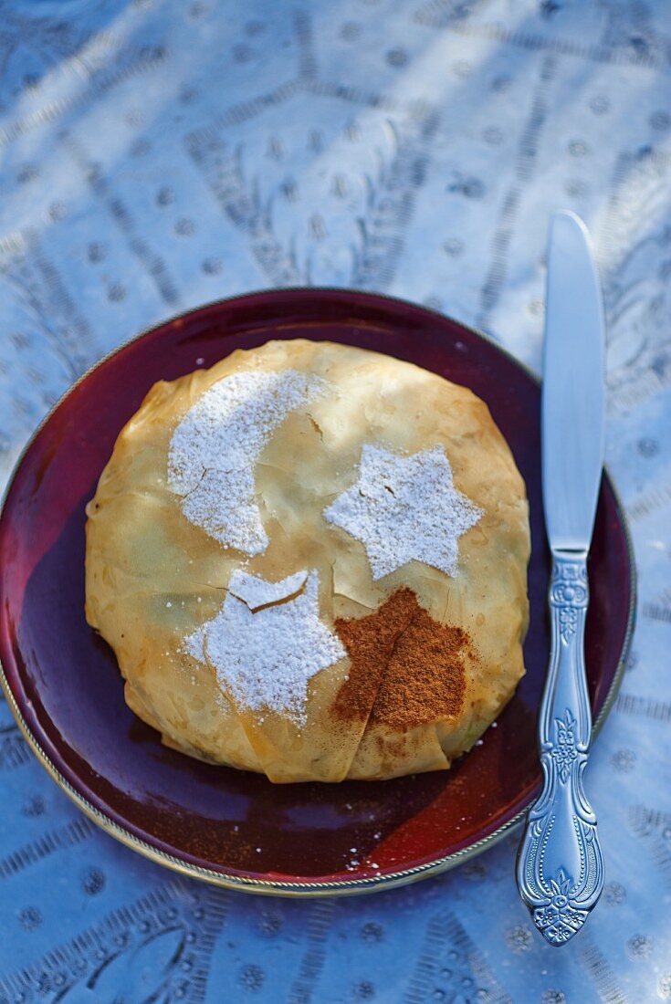 Pastilla with guinea fowl (seen from above)