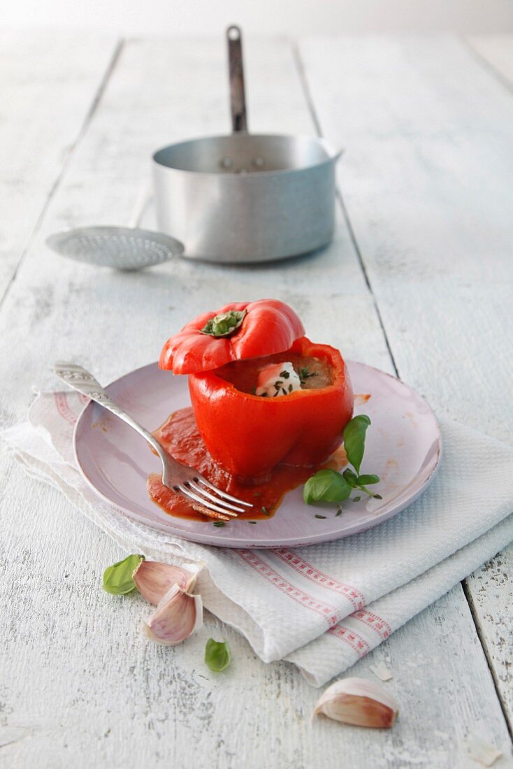 Gefüllte Paprika mit Tomatensauce