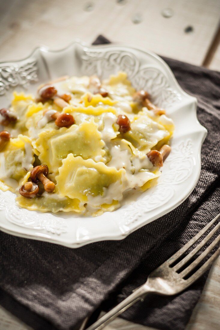 Ravioli ai funghi (mushroom ravioli, Italy)