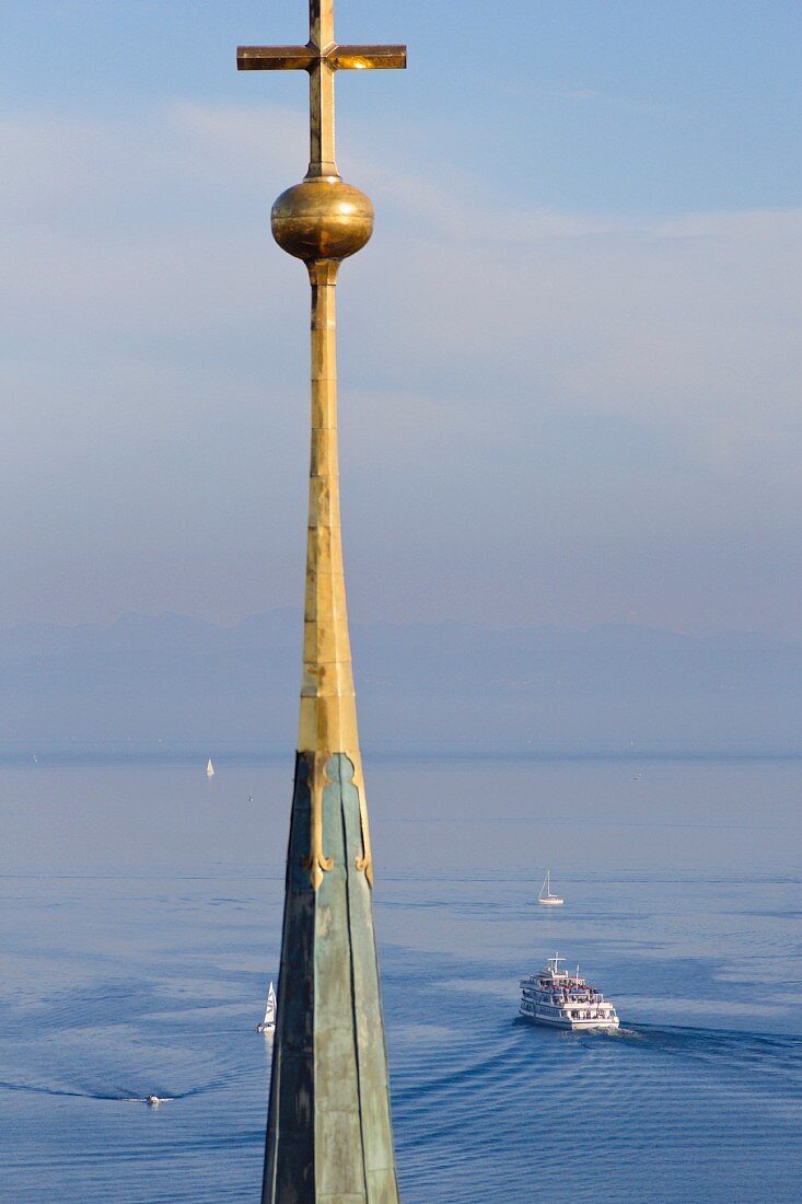 Spitze des Münsters von Konstanz mit Blick auf den Bodensee