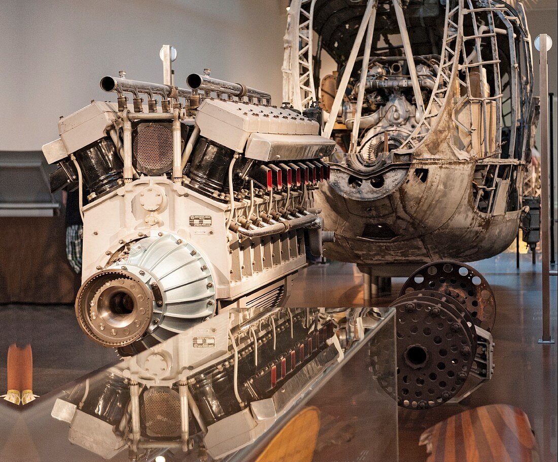 Dieselmotor der Hindenburg, dahinter eine Motorgondel der Graf Zeppelin, Zeppelin-Museum, Friedrichshafen