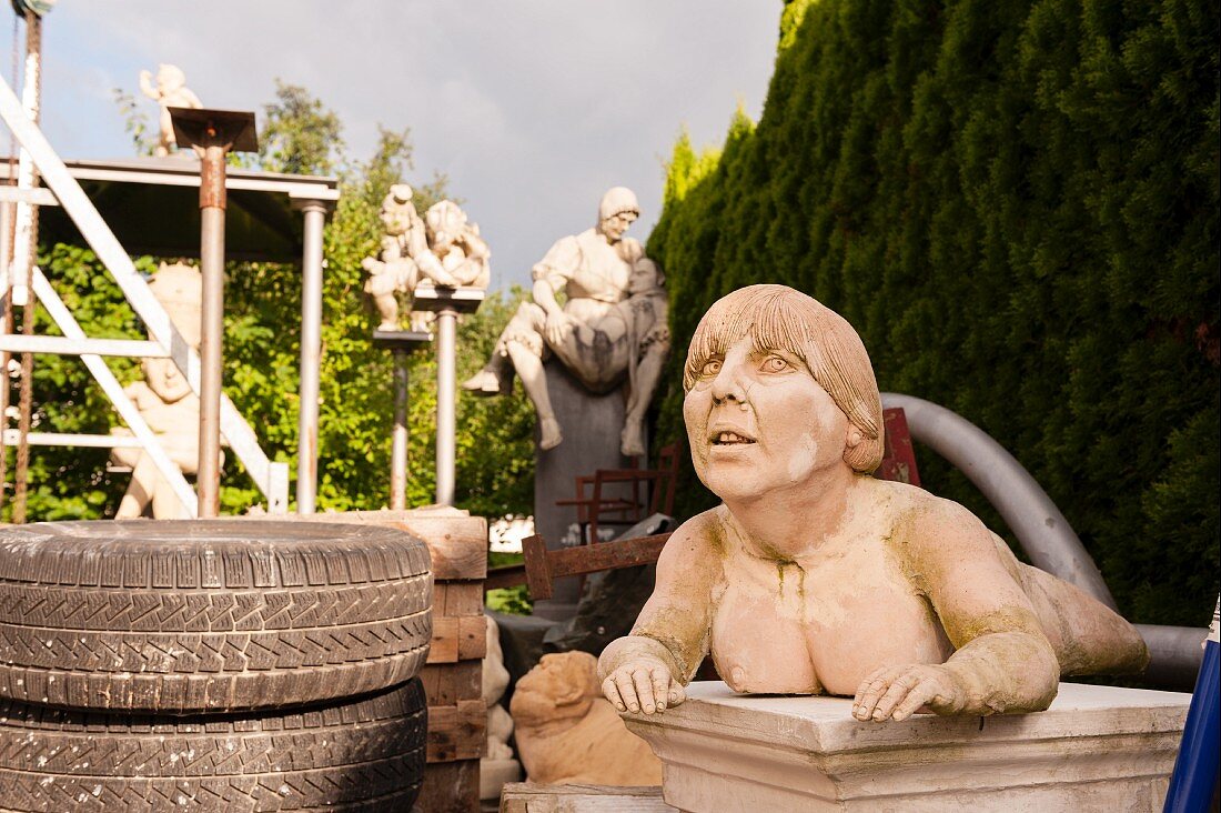Skulpturen, von Künstler und Bildhauer Peter Lenk im Skulpturengarten