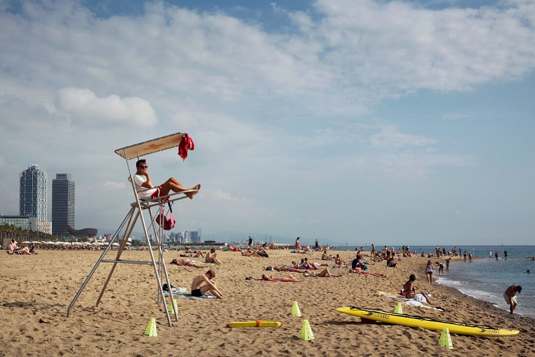 Ein Rettungsschwimmer beobachtet den Stadtstrand von Barcelona