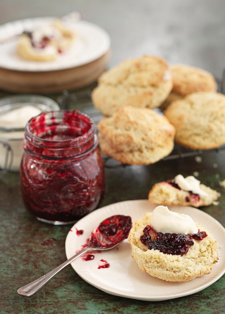 Scones mit Clotted cream und Beerenmarmelade