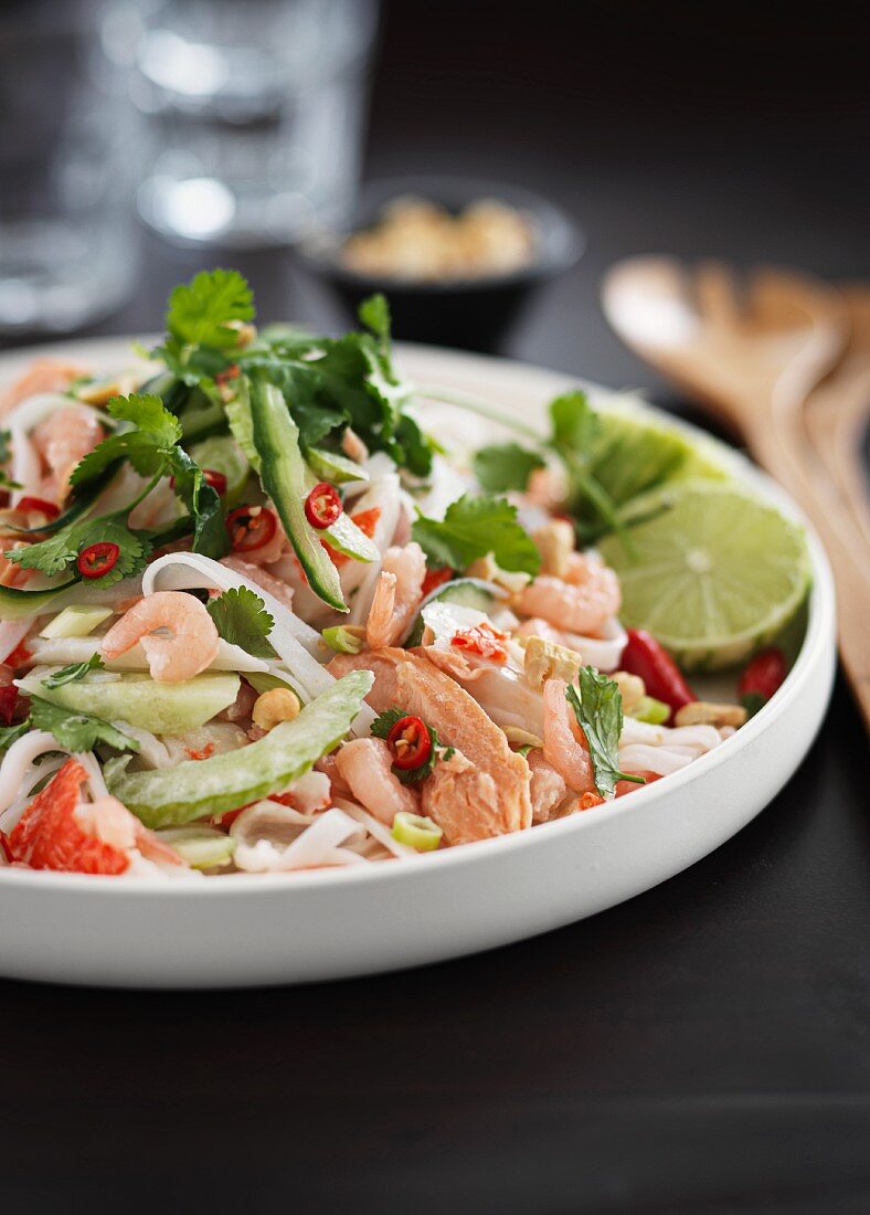 Asiatischer Salat mit Fisch und Meeresfrüchten
