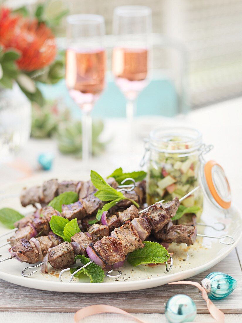 Lamb skewers with onions and peppermint