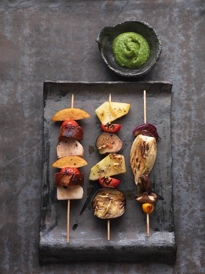 Vegane Gemüsespiesse vom Grill mit grünem Ketchup