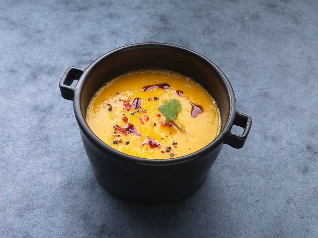 Vegane Süßkartoffelsuppe mit Chili und Kürbiskernöl