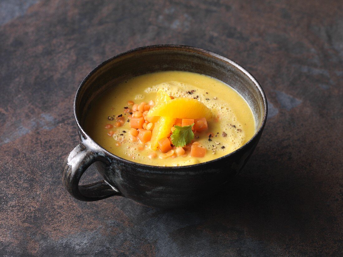 Vegane Suppe aus roten Linsen, Möhren, Orangen und Koriander