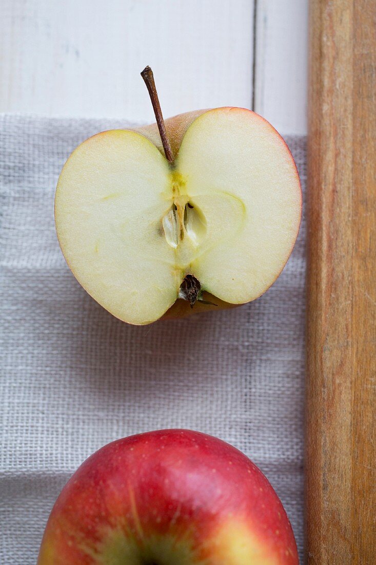 A whole and a halved apple (seen from above)
