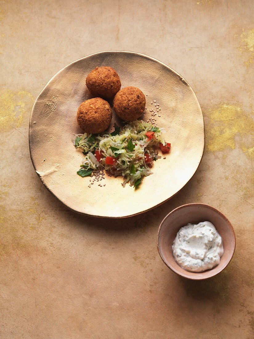 Falafel mit Spitzkohlsalat und Tahini-Dip