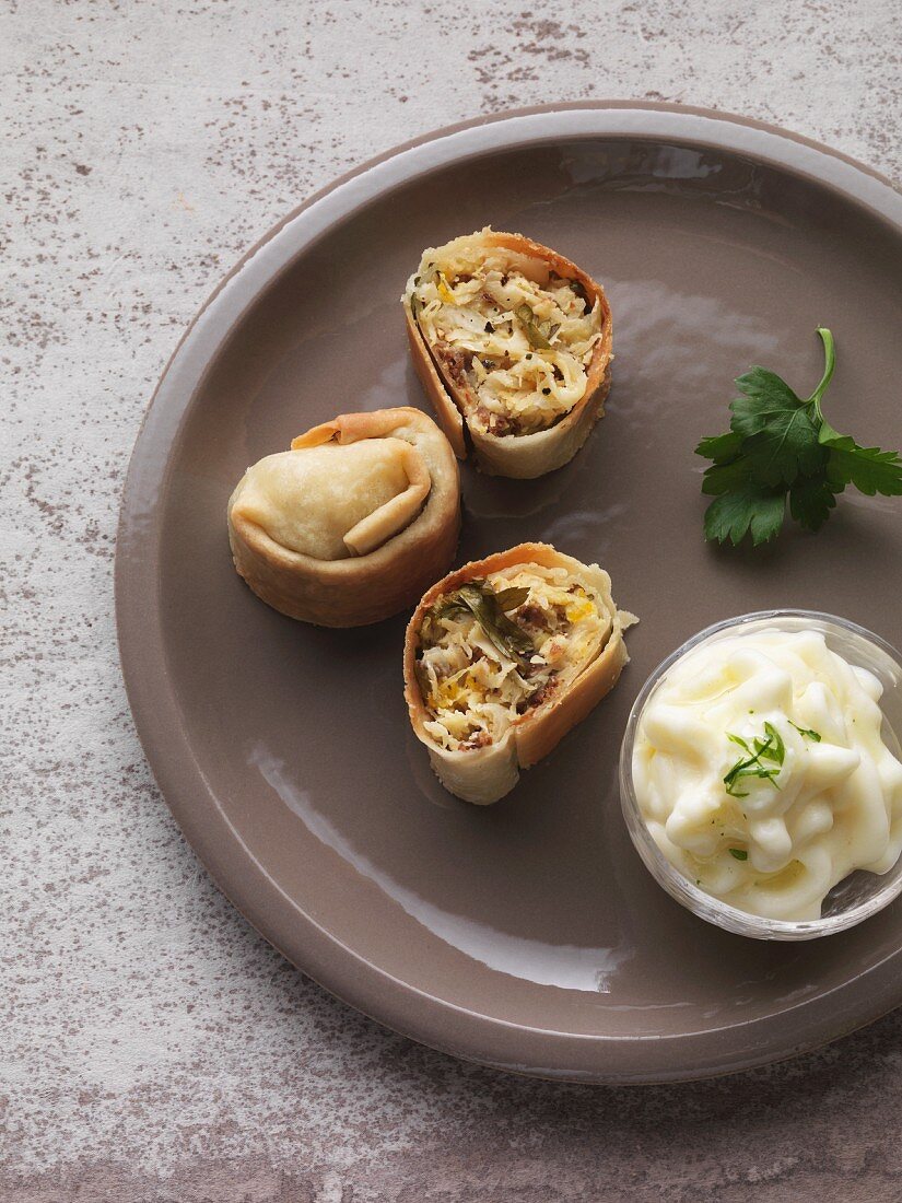 Vegetarischer Mini-Sauerkrautstrudel mit Kartoffel-Espuma