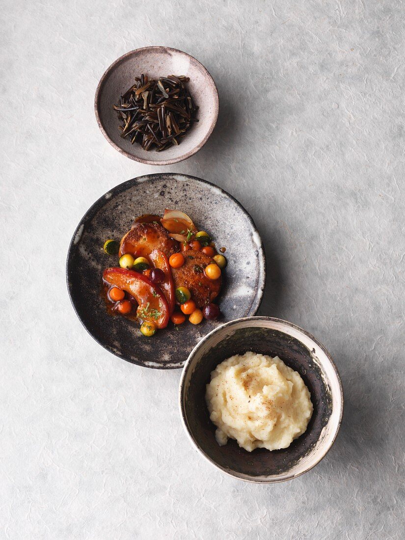 Vegetarische Tofu-Medaillons mit Cidre-Schmorgemüse & Selleriepüree