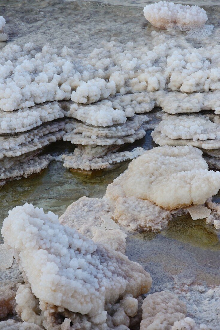 Schichten aus Salzkristallen am Toten Meer
