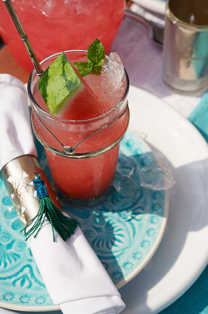 Orientalischer Wassermelonendrink mit Eiswürfeln und Minze