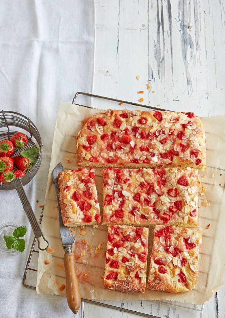 Butter cake with strawberries