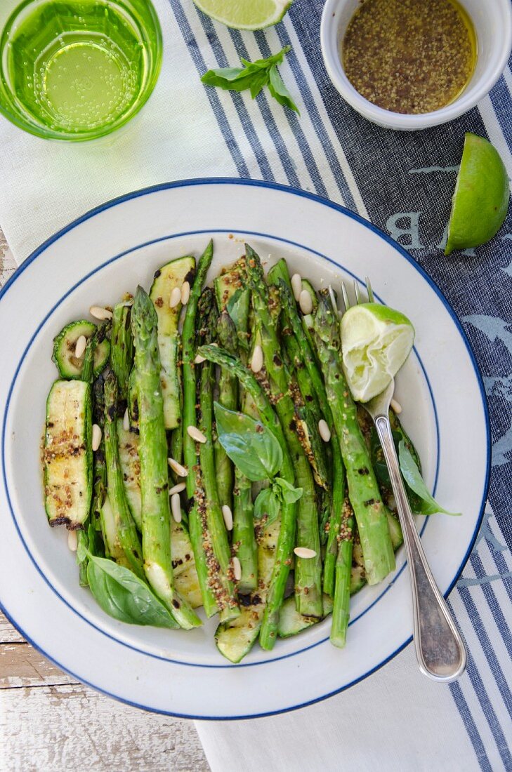 Gegrillter Spargel und Zucchini mit Pinienkernen und Senfdressing