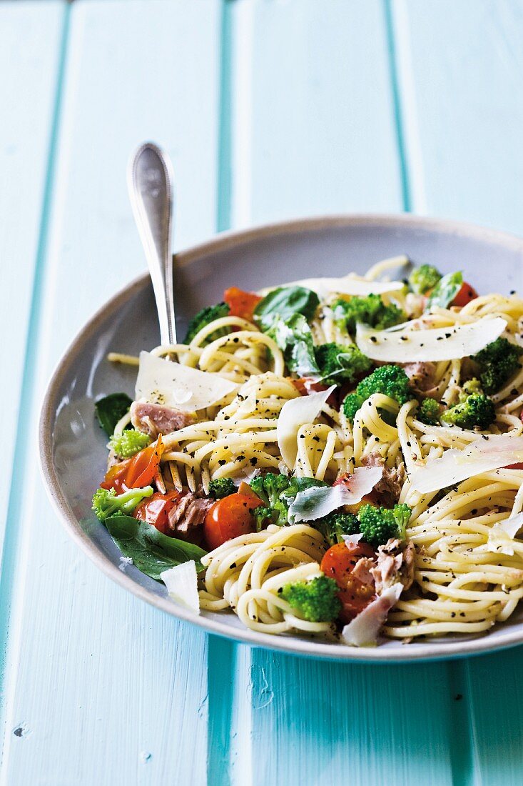 Spaghetti with tuna fish, broccoli and tomatoes