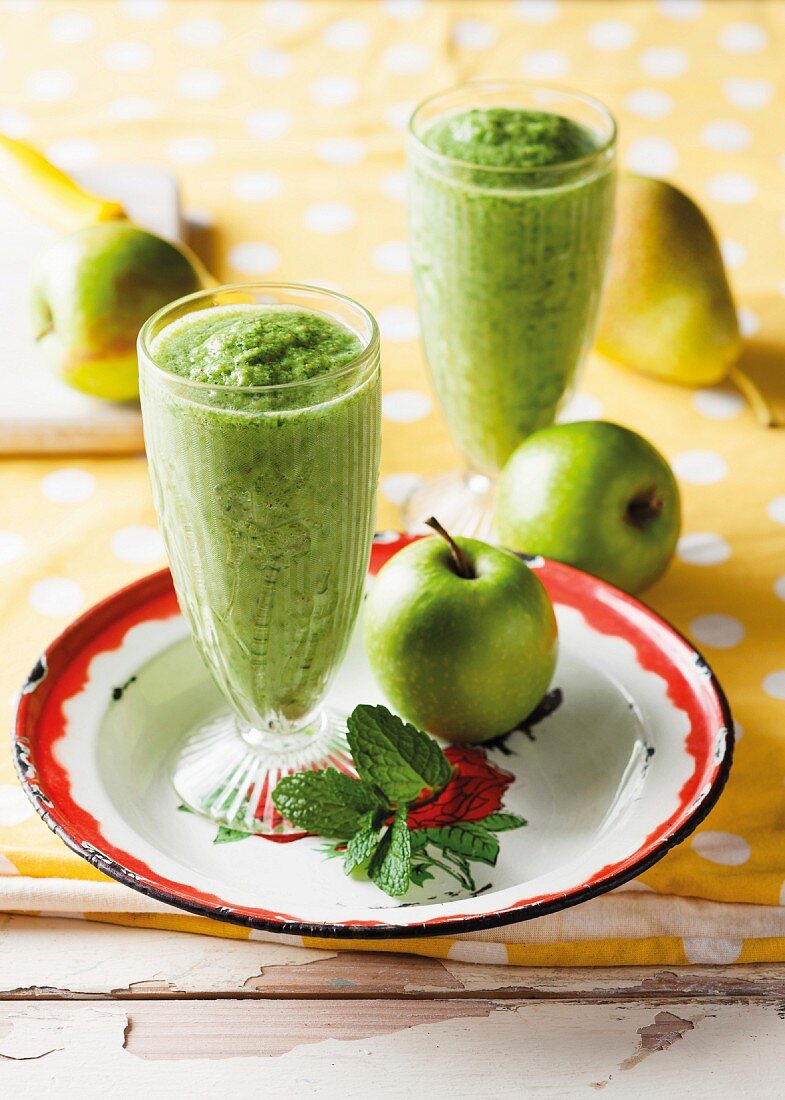 Grüner Smoothie mit Apfel und Birnen